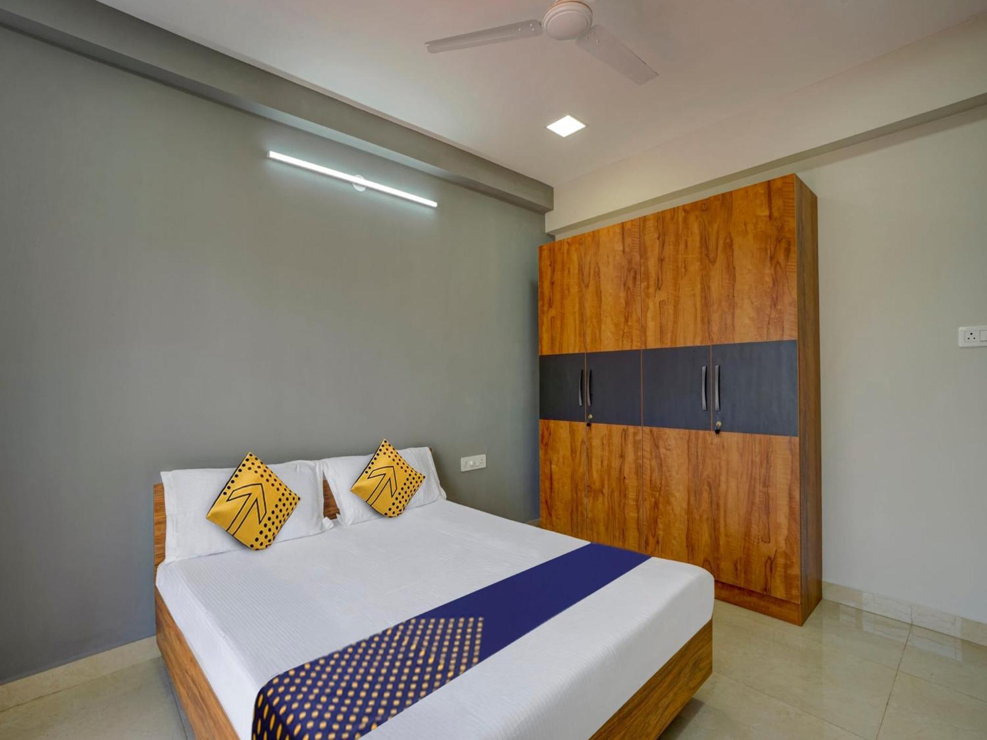 Spot On Helloworld Castle Prague Bangalore Bagian luar foto