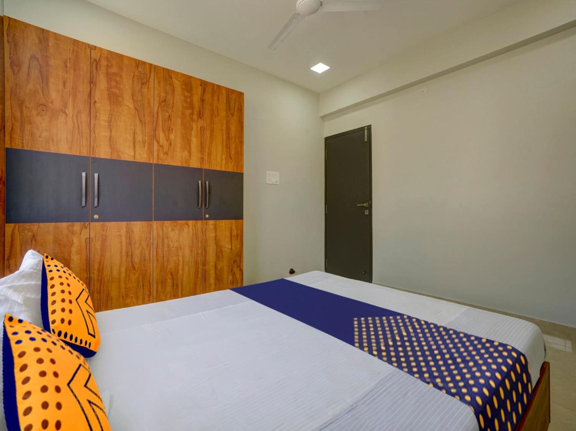 Spot On Helloworld Castle Prague Bangalore Bagian luar foto