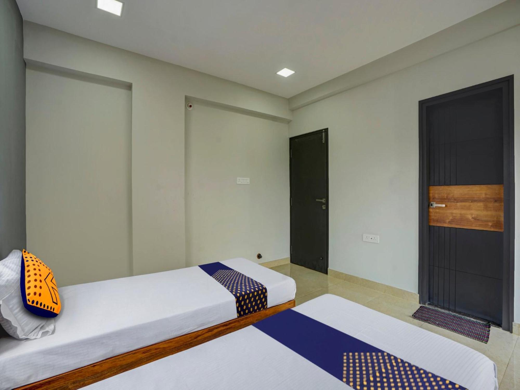 Spot On Helloworld Castle Prague Bangalore Bagian luar foto