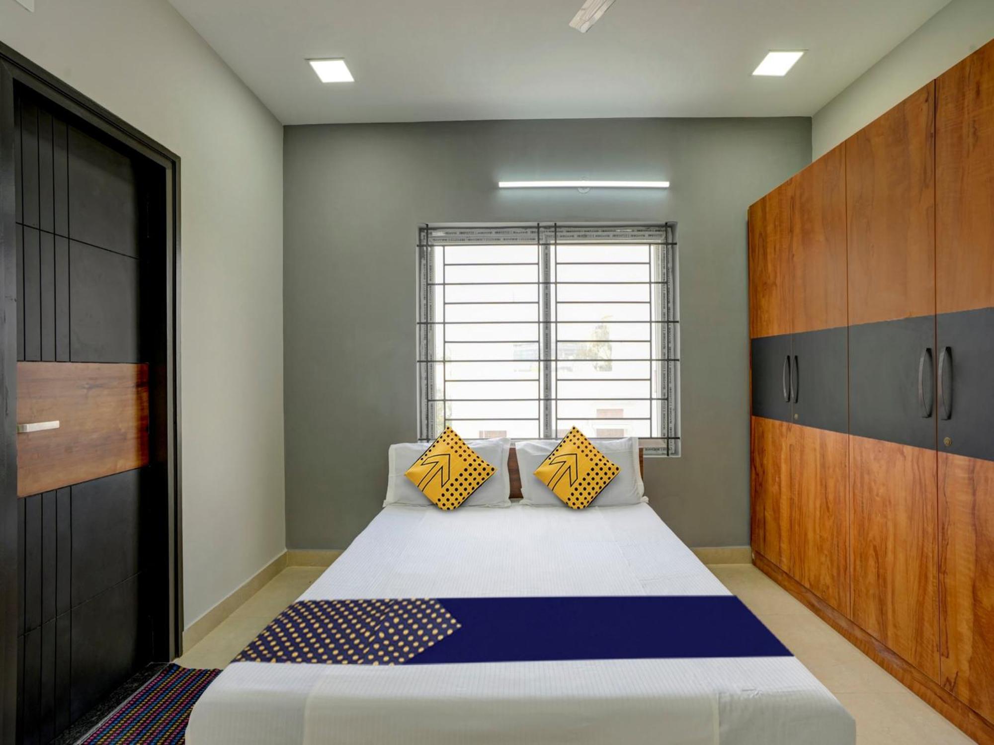 Spot On Helloworld Castle Prague Bangalore Bagian luar foto