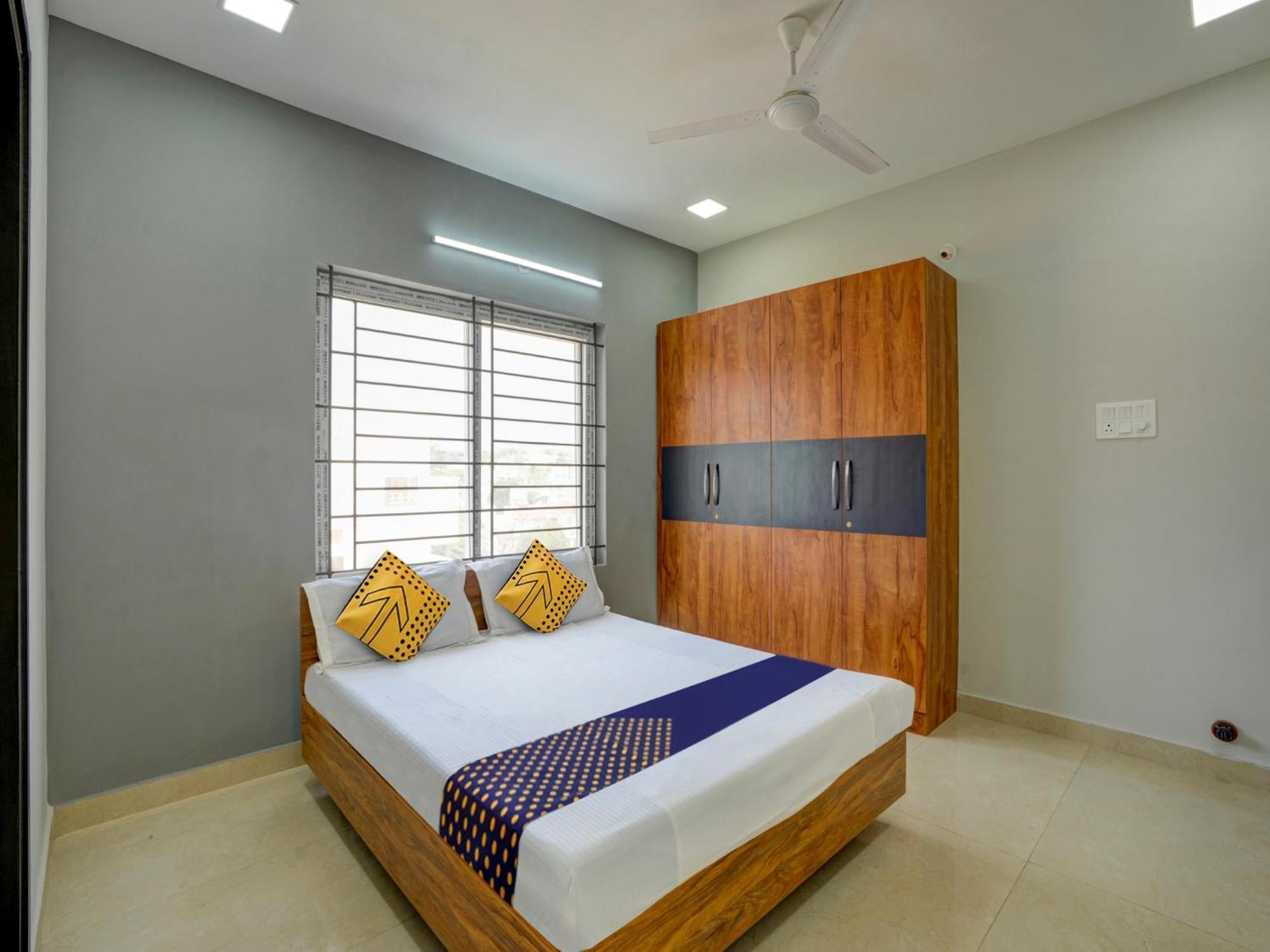 Spot On Helloworld Castle Prague Bangalore Bagian luar foto